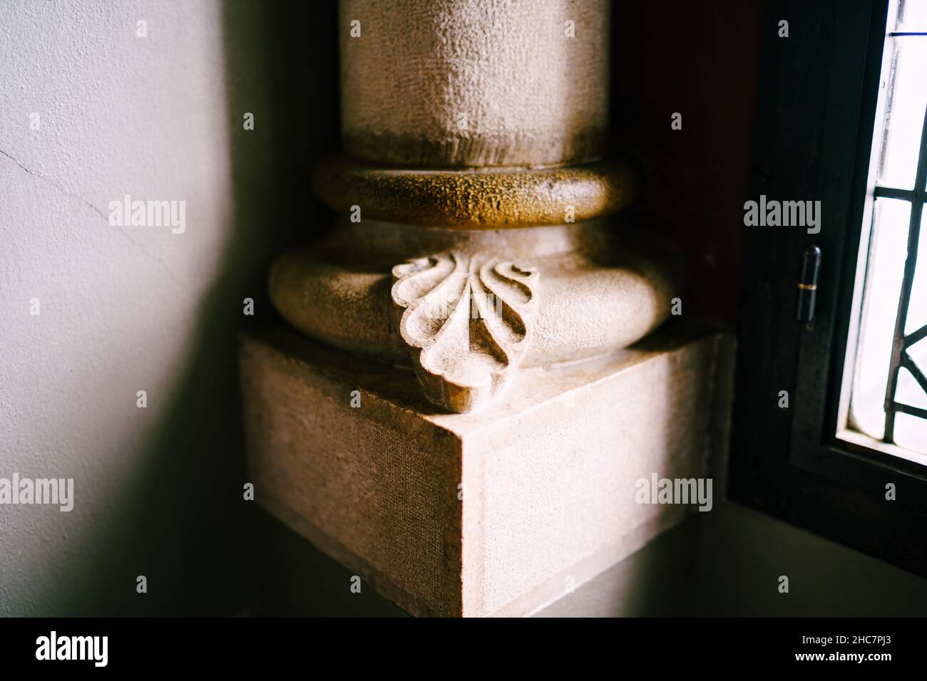 Fragment de la partie inférieure de la colonne près de la fenêtre Banque D'Images