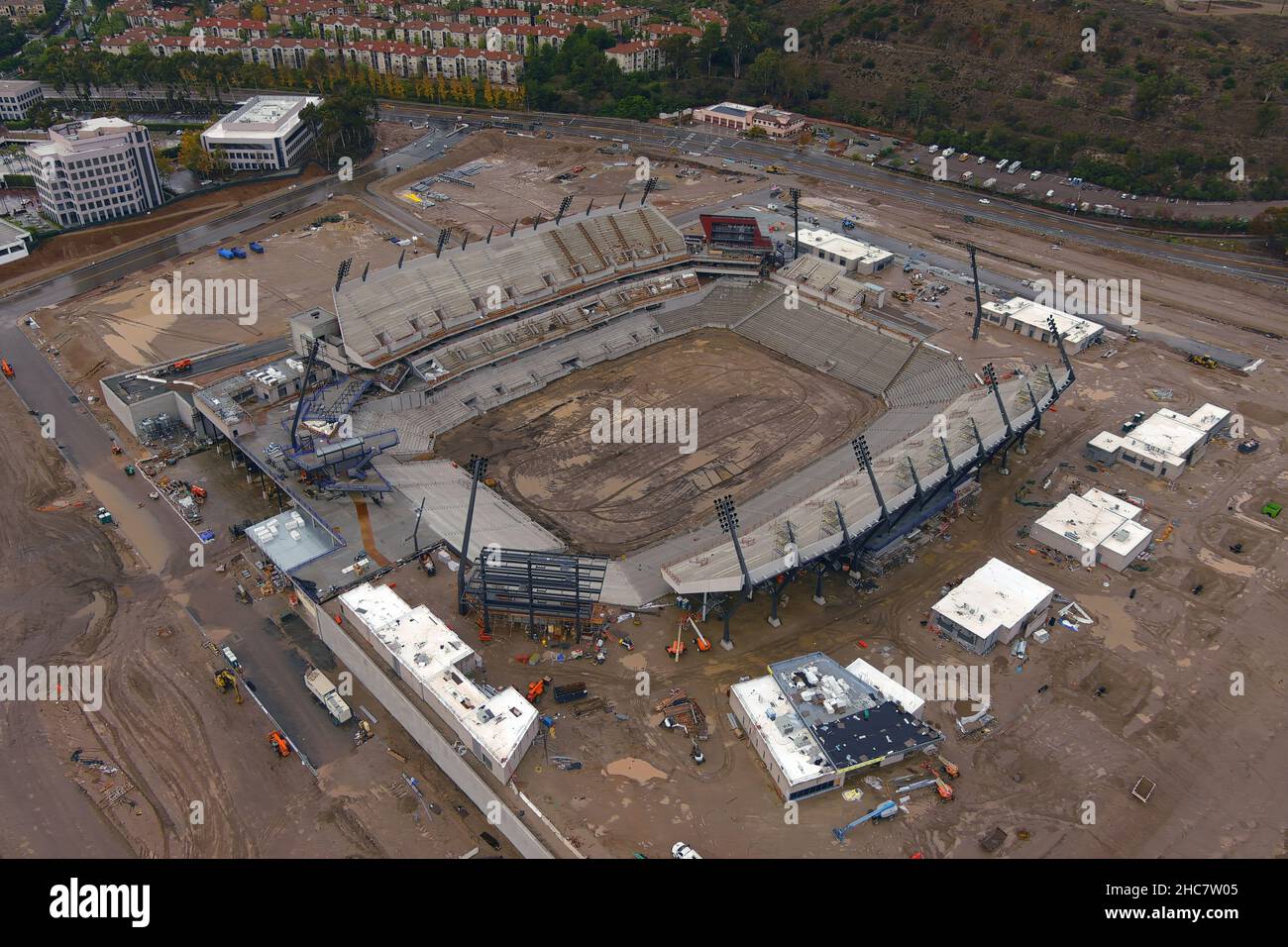 Vue aérienne du chantier de construction du stade Snapdragon sur le campus de l'Université d'État de San Diego à la SDSU Mission Valley, le samedi 25 décembre 2021 Banque D'Images