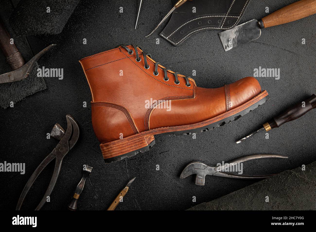Chaussure en cuir marron fabriquée à la main avec outils pour cordonnier  Photo Stock - Alamy