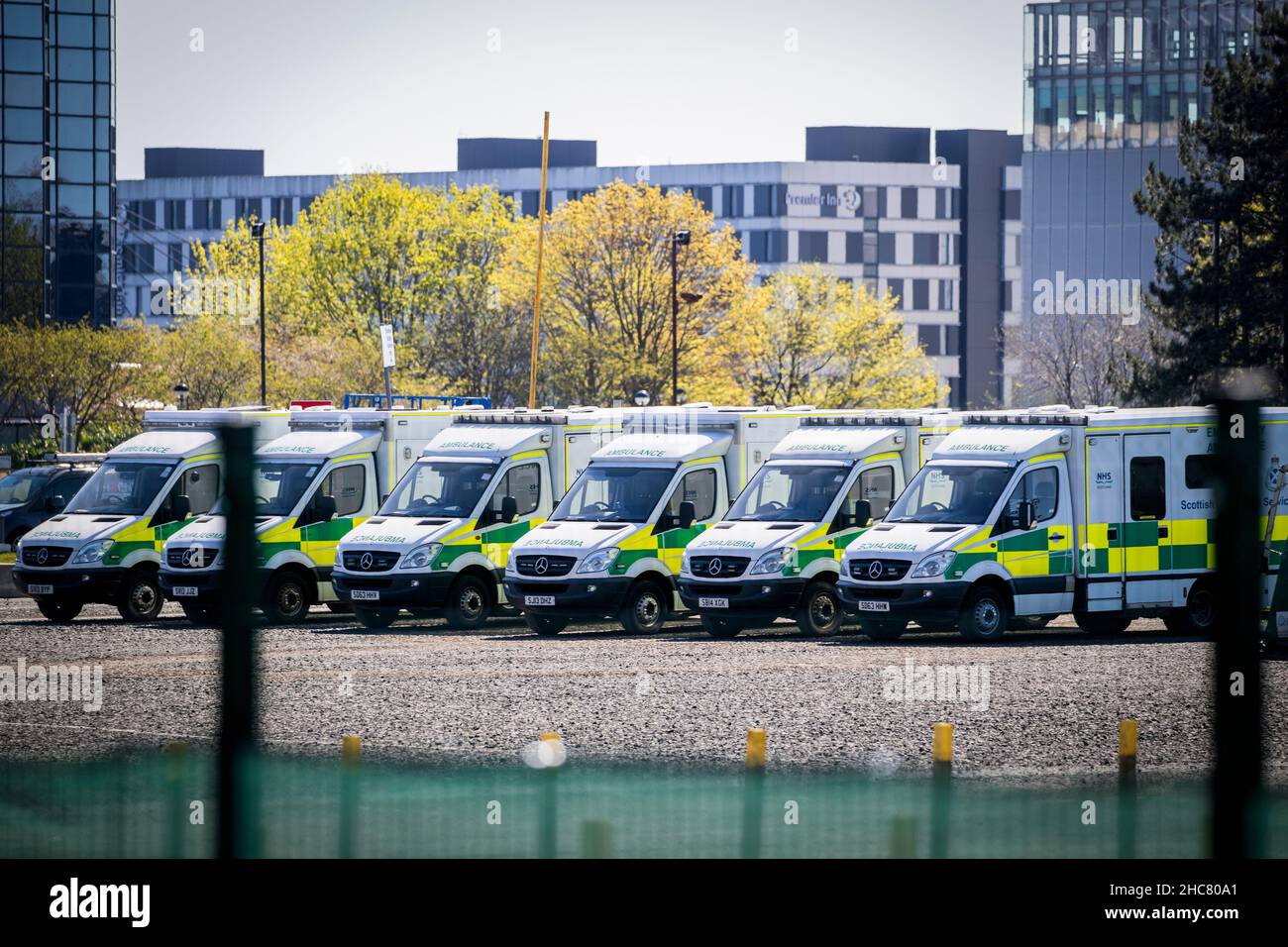 Photo du dossier datée du 19/04/20, d'ambulances garées à l'extérieur de l'hôpital NHS Louisa Jordan au campus des événements écossais (SEC) à Glasgow.Le Scottish Ambulance Service a passé plus de 70 jours à traiter des appels de canular au cours des huit dernières années, selon de nouveaux chiffres, avec quelque 4 187 appels de canular ont été faits entre 2013-14 et 2020-21.Date de publication : dimanche 26 décembre 2021. Banque D'Images