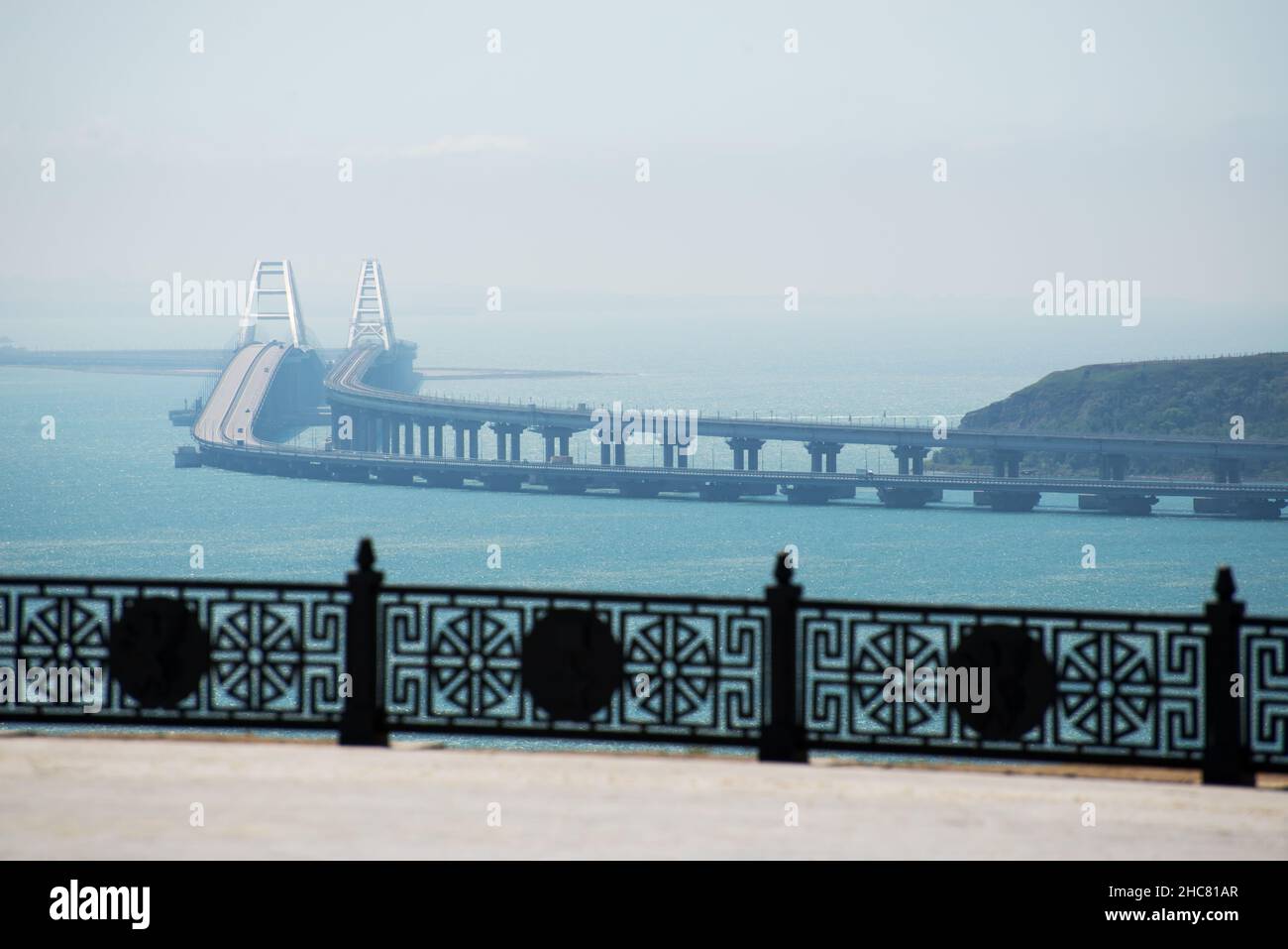 Vue sur le pont de Crimée et la mer depuis Kerch. Banque D'Images