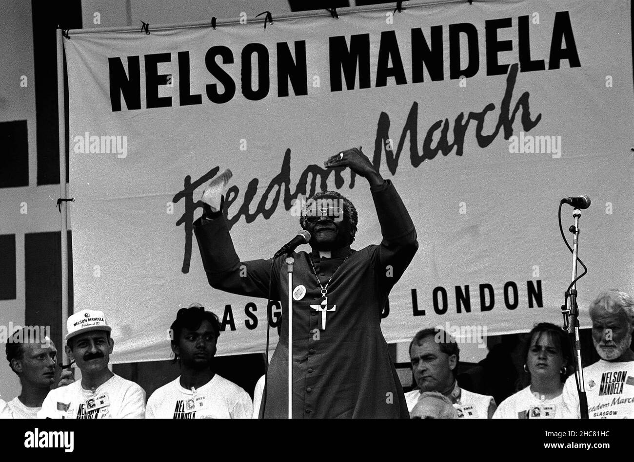 Photo du dossier datée du 17/07/88 de l'archevêque Desmond Tutu, s'adressant au Nelson Mandela Freedom Rally à Hyde Park, Londres.Desmond Tutu, activiste lauréat du prix Nobel de la paix pour la justice raciale et les droits des LGBT, est décédé à l'âge de 90 ans.Il avait été soigné à l'hôpital plusieurs fois depuis 2015, après avoir reçu un diagnostic de cancer de la prostate en 1997.Date de publication : dimanche 26 décembre 2021. Banque D'Images