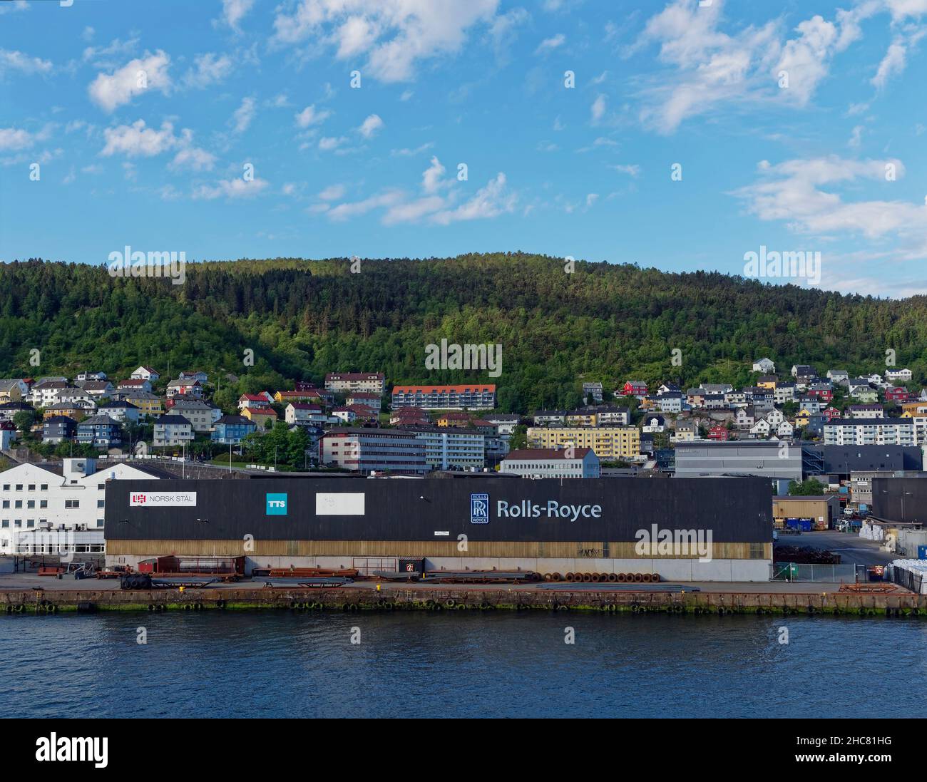 Rolls Royce et Norsk Stal Factory and Warehouse dans le port de Bergen avec un yard complet de magasins à côté du front de mer et du quai. Banque D'Images