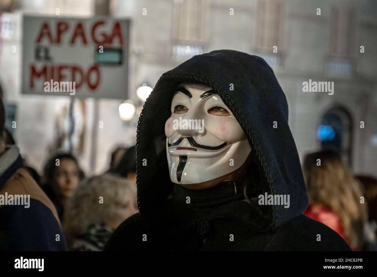 Un manifestant portant le masque 'V pour Vendetta' est vu sur la Plaza de Sant Jaume pendant la manifestation.des centaines de personnes se sont opposées à la vaccination et au passeport Covid dans le centre de Barcelone le jour de Noël.(Photo par Paco Freire / SOPA Images / Sipa USA) Banque D'Images