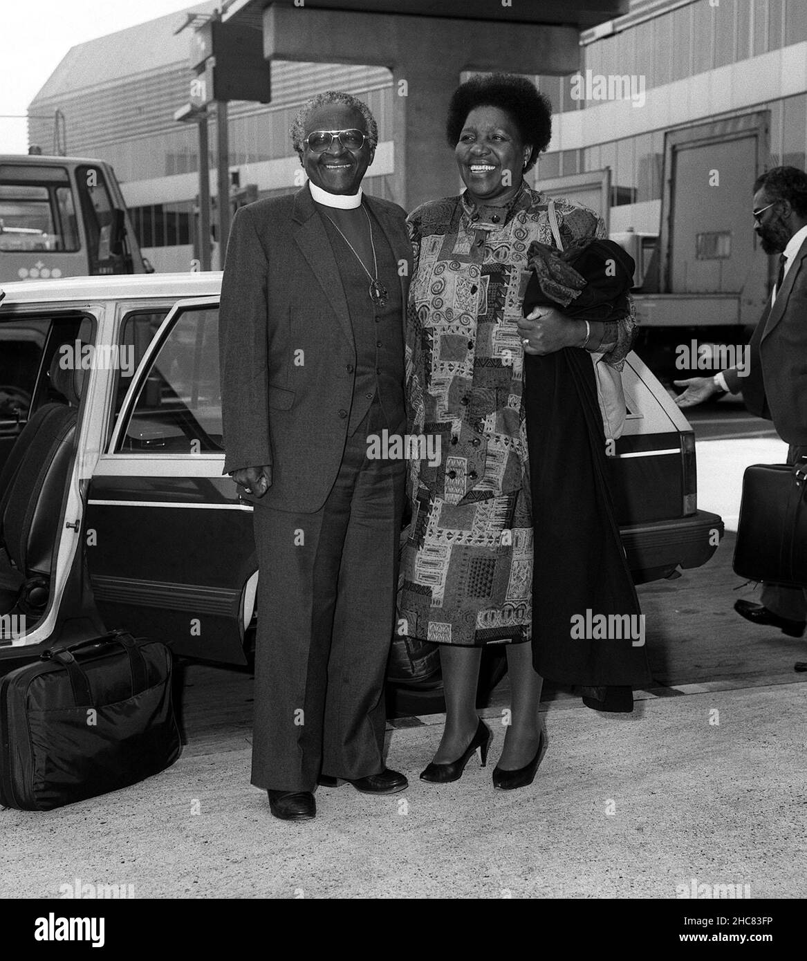 Photo de dossier datée du 12/06/88 de Desmond Tutu, avec sa femme Leah à l'aéroport de Heathrow.Desmond Tutu, activiste lauréat du prix Nobel de la paix pour la justice raciale et les droits des LGBT, est décédé à l'âge de 90 ans.Il avait été soigné à l'hôpital plusieurs fois depuis 2015, après avoir reçu un diagnostic de cancer de la prostate en 1997.Date de publication : dimanche 26 décembre 2021. Banque D'Images