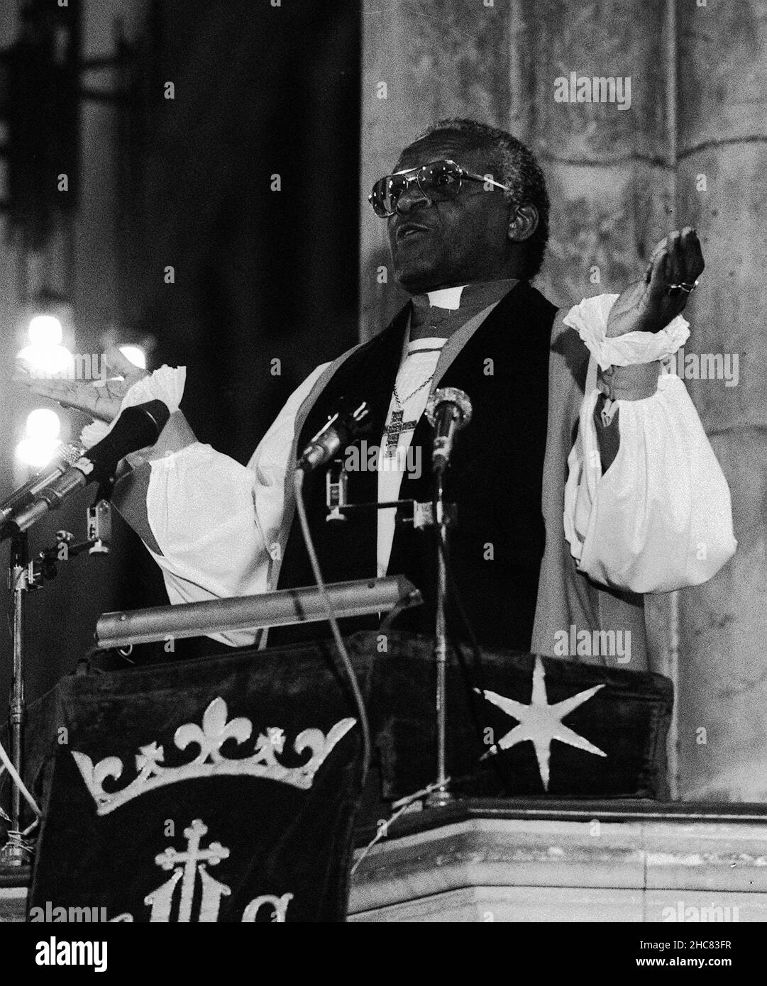 Photo du dossier datée du 01/02/89 de Desmond Tutu prêchant à l'église de la Sainte Trinité, Hull.Desmond Tutu, activiste lauréat du prix Nobel de la paix pour la justice raciale et les droits des LGBT, est décédé à l'âge de 90 ans.Il avait été soigné à l'hôpital plusieurs fois depuis 2015, après avoir reçu un diagnostic de cancer de la prostate en 1997.Date de publication : dimanche 26 décembre 2021. Banque D'Images