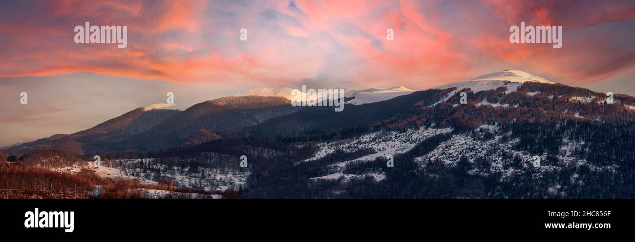 Panorama sur la montagne au coucher du soleil par une journée d'hiver, montagnes de Bieszczady, Pologne Banque D'Images