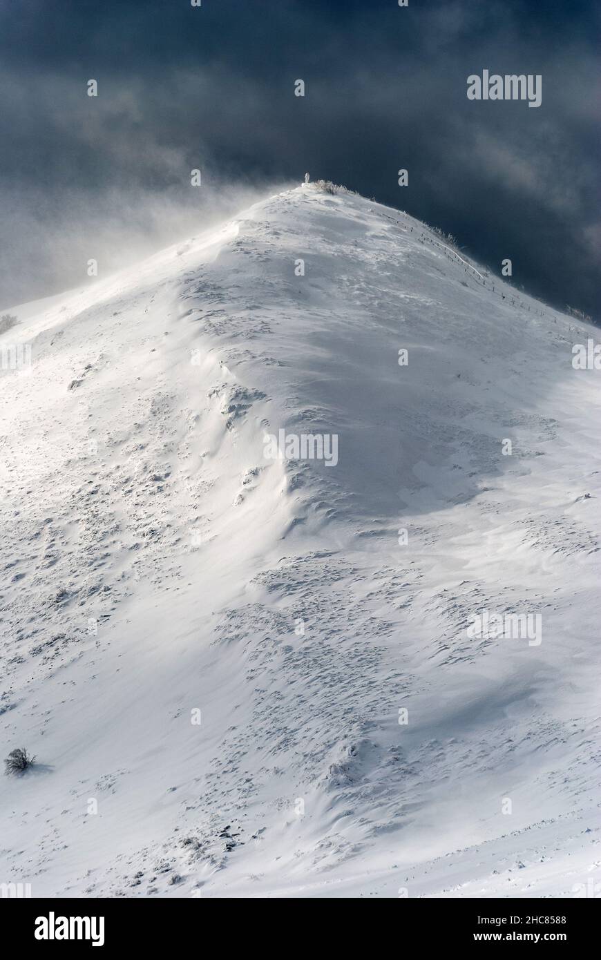 Pic de montagne d'hiver, montagnes de Bieszczady, Pologne Banque D'Images