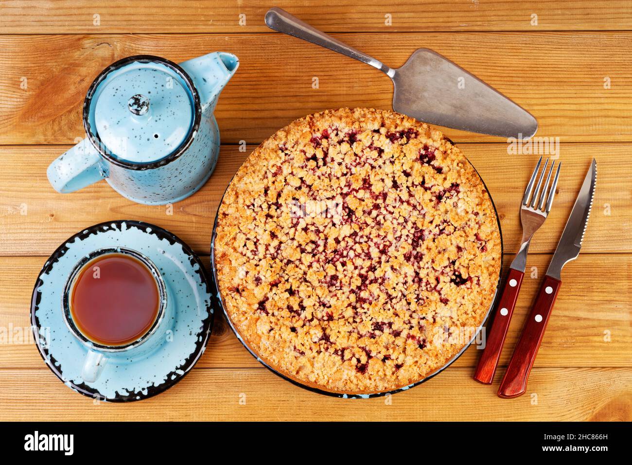Tarte aux framboises maison avec strisel et une tasse de thé sur une table en bois.Vue de dessus. Banque D'Images Tarte aux framboises maison avec strisel et une tasse de thé sur une table en bois.Vue de dessus. Banque D'Images