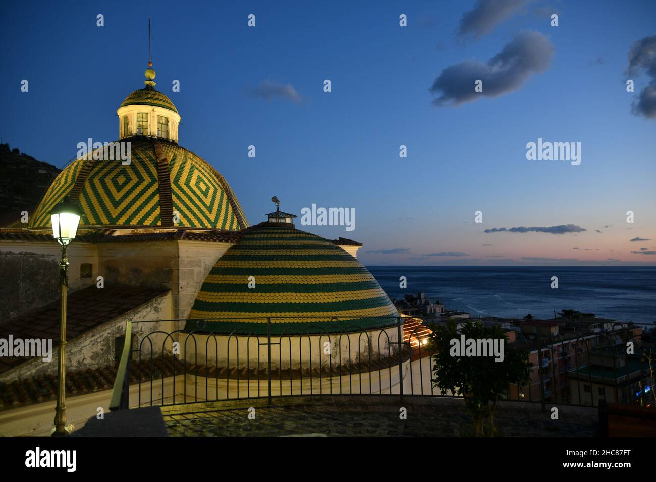 Le dôme de la cathédrale de Maiori, une ville sur la côte amalfitaine. Banque D'Images