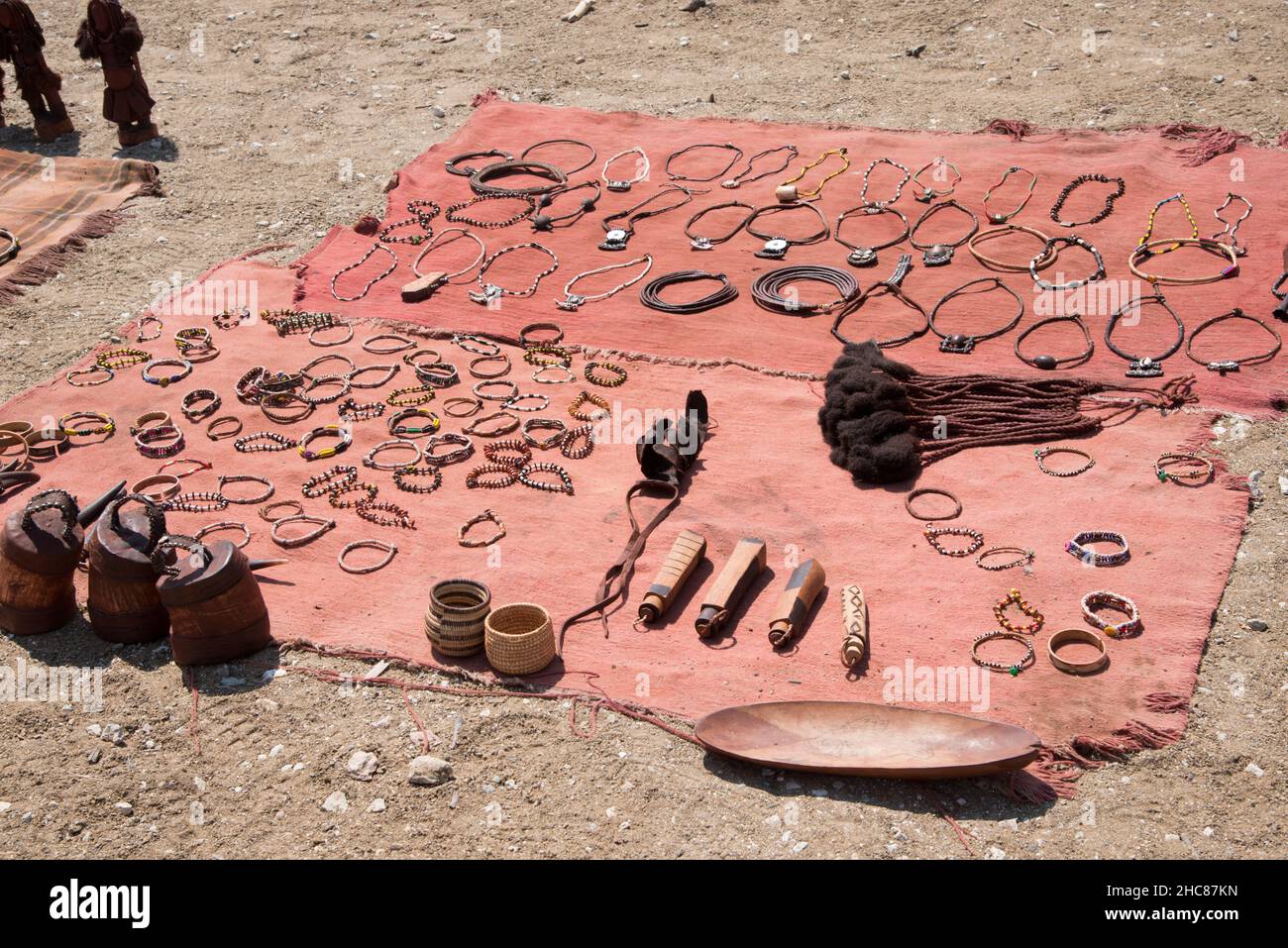 Gros plan de bracelets et d'objets de la tribu Himba dans la région de Kunene, en Namibie Banque D'Images