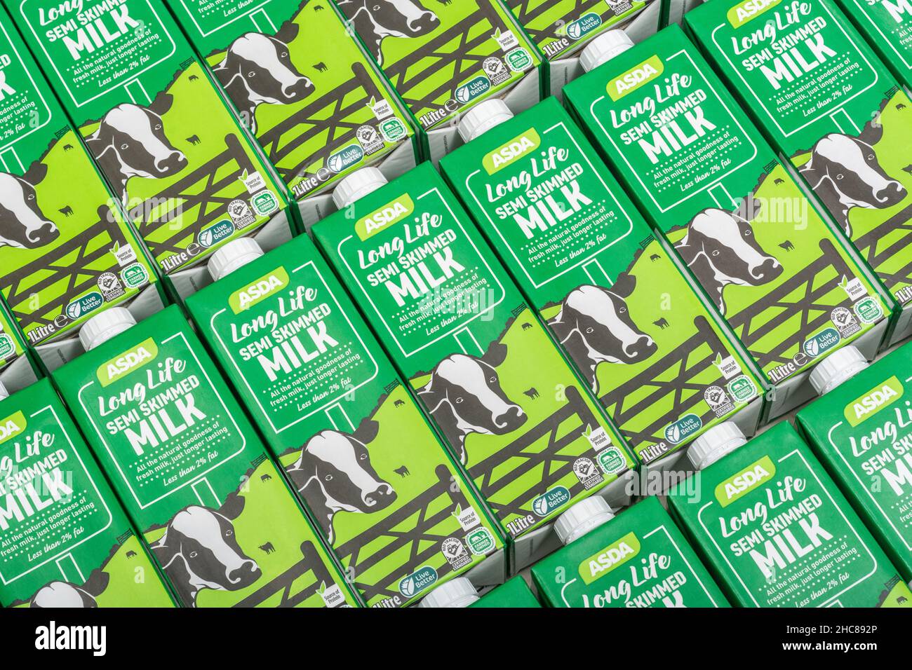 Cartons de papier de 1 litres de lait demi-écrémé UHT longue durée de vie propre à l'ASDA. Pour les produits alimentaires britanniques, l'industrie laitière britannique, crise de la chaîne d'approvisionnement Royaume-Uni. Banque D'Images