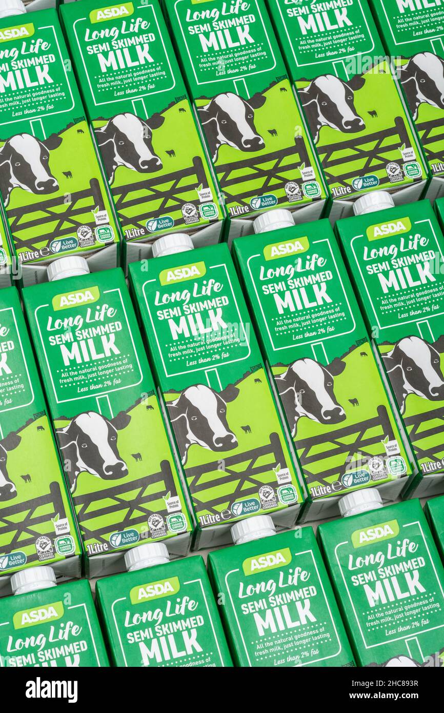 Cartons de papier de 1 litres de lait demi-écrémé UHT longue durée de vie propre à l'ASDA. Pour les produits alimentaires britanniques, l'industrie laitière britannique, crise de la chaîne d'approvisionnement Royaume-Uni. Banque D'Images