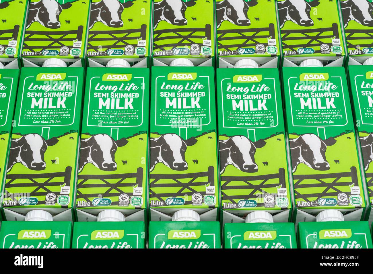 Cartons de papier de 1 litres de lait demi-écrémé UHT longue durée de vie propre à l'ASDA. Pour les produits alimentaires britanniques, l'industrie laitière britannique, crise de la chaîne d'approvisionnement Royaume-Uni. Banque D'Images