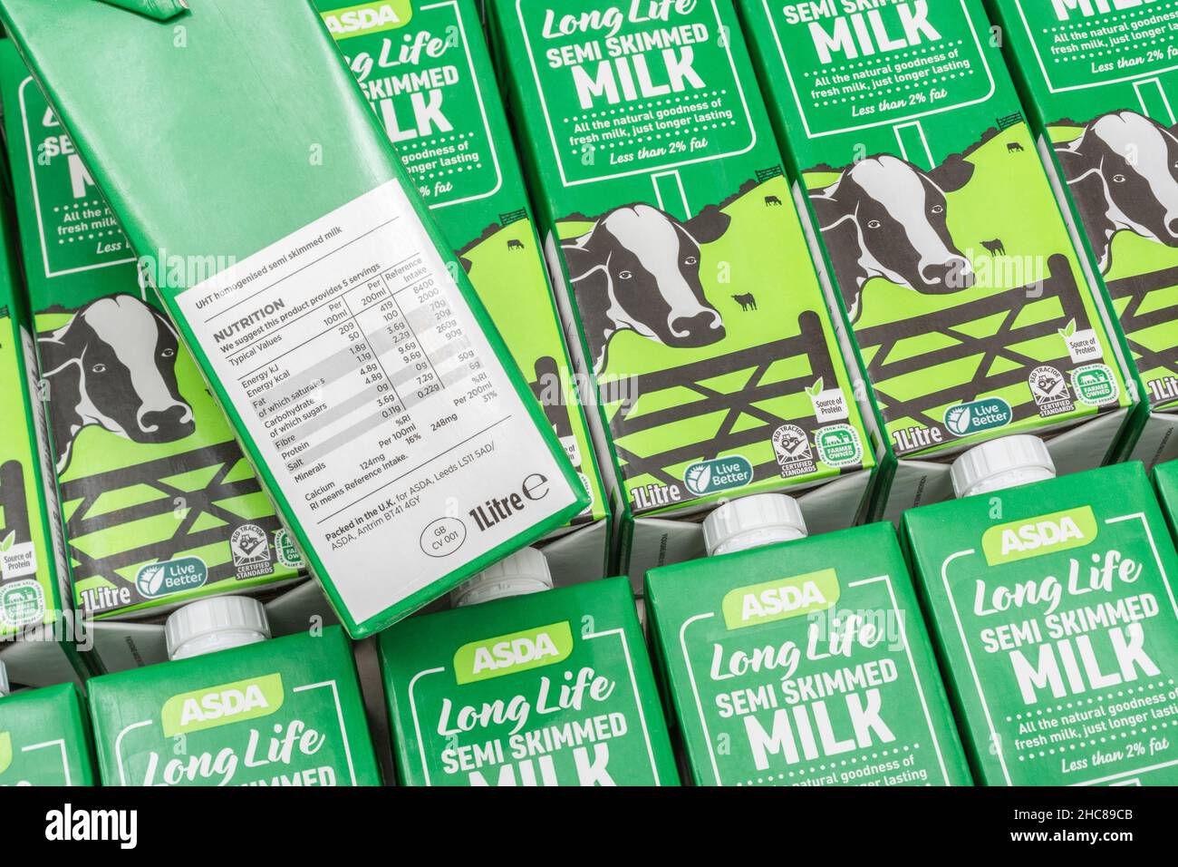 Cliché de l'étiquette nutritionnelle de la boîte de lait demi-écrémé UHT longue durée de vie propre à l'ASDA.Pour les produits alimentaires britanniques, l'industrie laitière du Royaume-Uni, la production de lait au Royaume-Uni. Banque D'Images