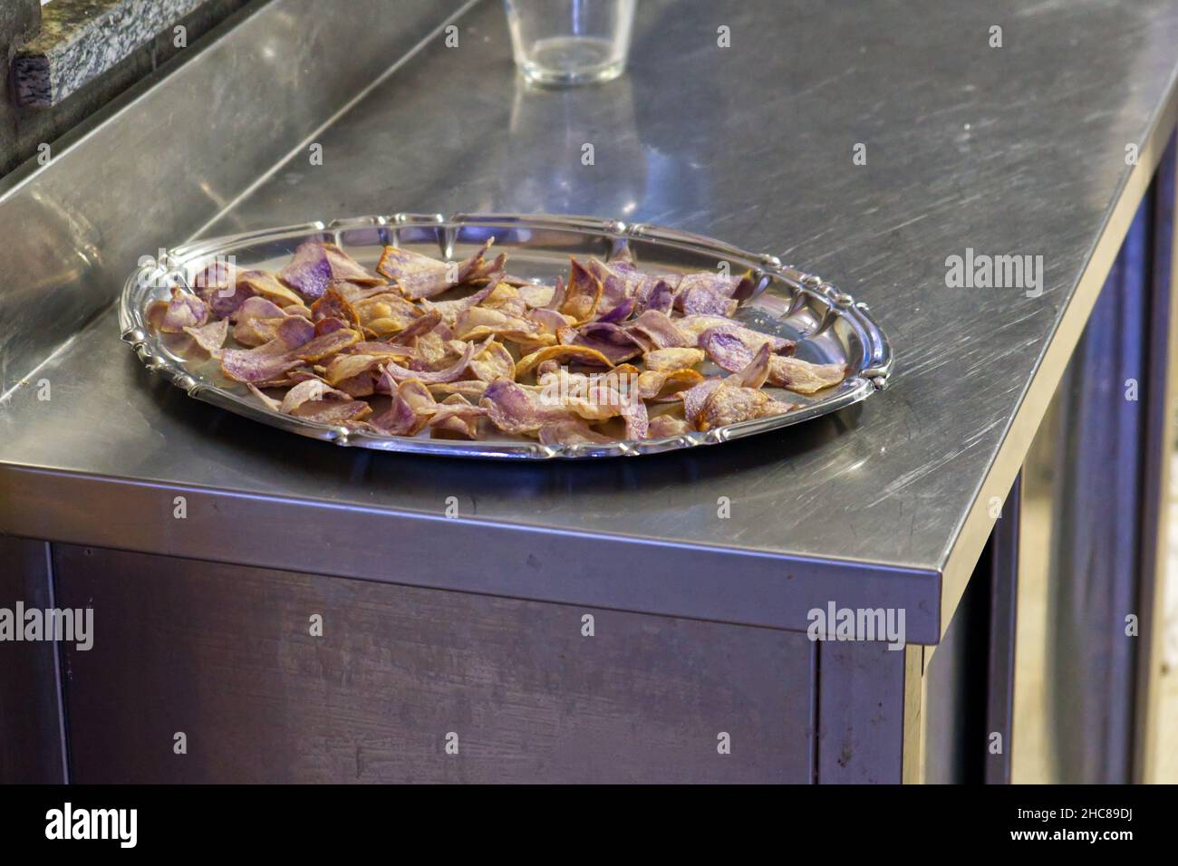 plateau de chips de pommes de terre violettes sur une table en acier inoxydable Banque D'Images