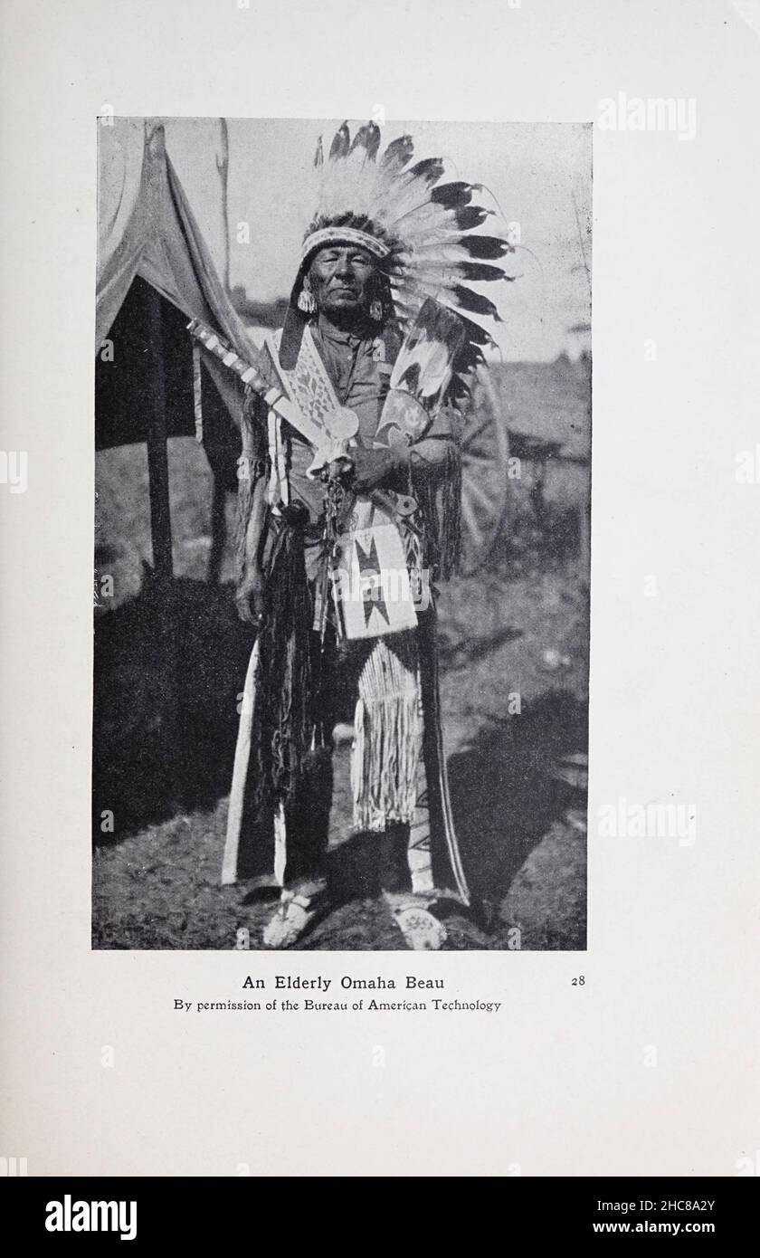Un Omaha beau âgé avec capot de plumes [les Omaha sont une tribu amérindienne du Midwest de renommée fédérale qui réside dans la réserve d'Omaha dans le nord-est du Nebraska et l'ouest de l'Iowa, États-Unis].Tiré du livre « les mythes des Indiens d'Amérique du Nord » de Lewis Spence, publié à Londres par George G. Harrap & Company en 1912 Banque D'Images