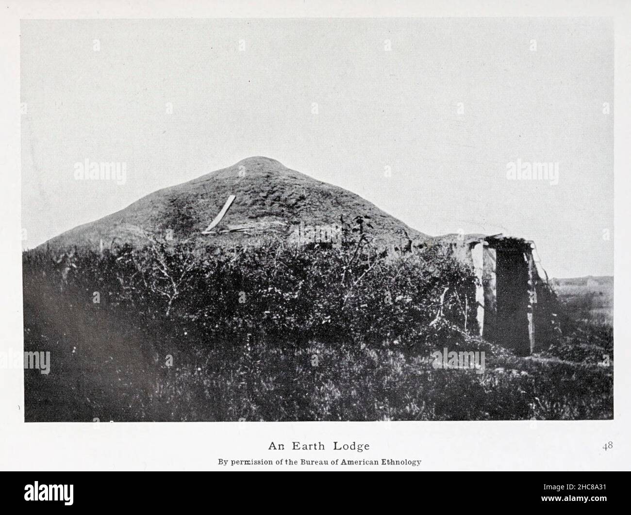 An Earth Lodge from the Book « The mythes of the North American Indians » de Lewis Spence, publié à Londres par George G. Harrap & Company en 1912 Banque D'Images