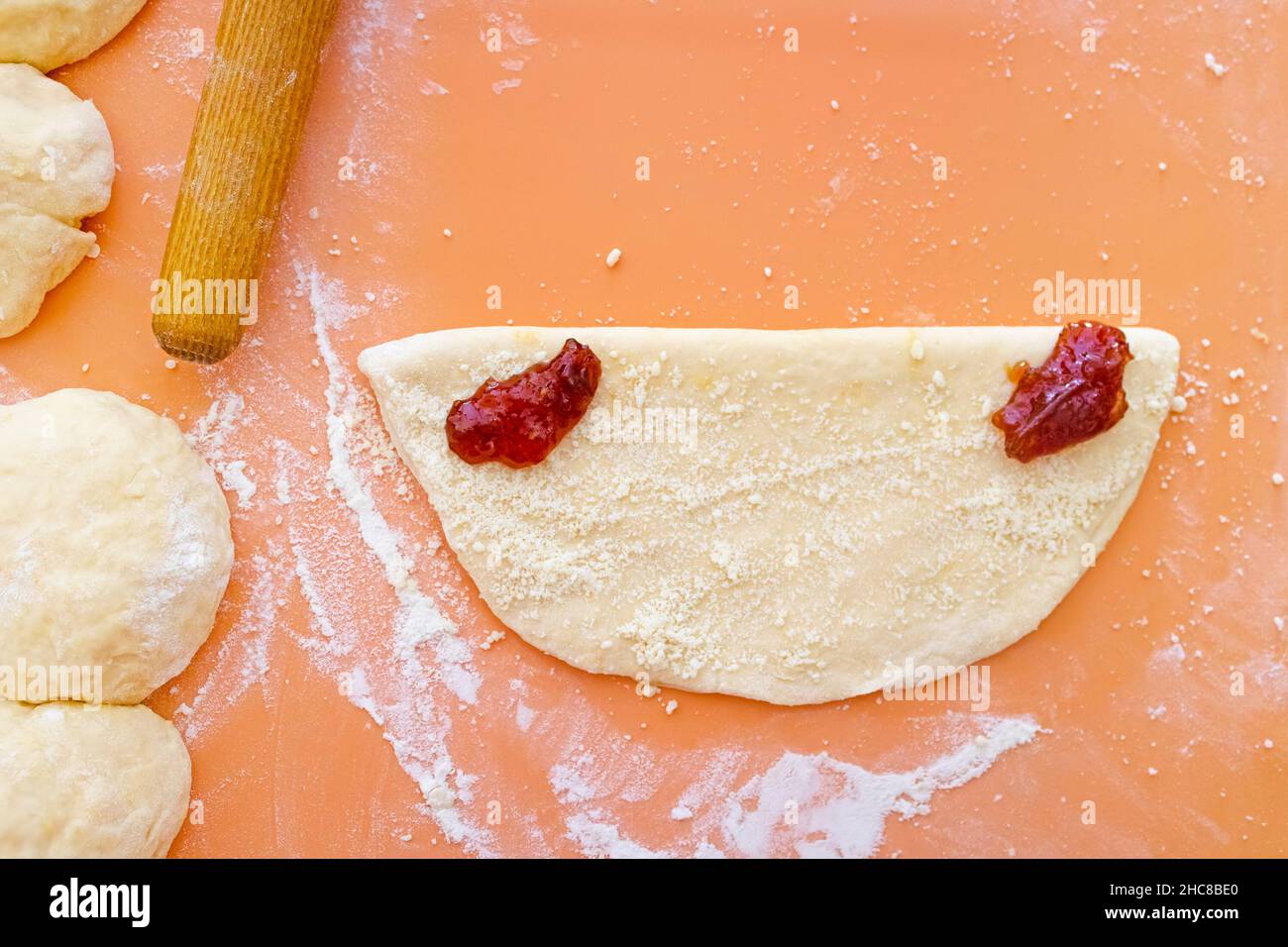 Bricolage étape 4.Tarte à la cerise.Placez les cerises sur une crêpe pliée en deux Banque D'Images