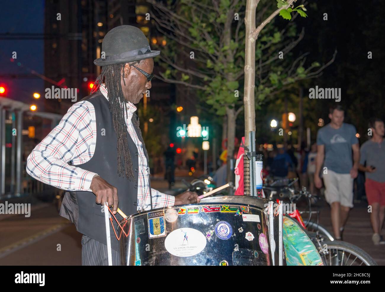 Toronto, Canada - le 1 juillet 2015 : un musicien de rue afro-antillais joue de la batterie à Toronto Harbourfront la nuit Banque D'Images