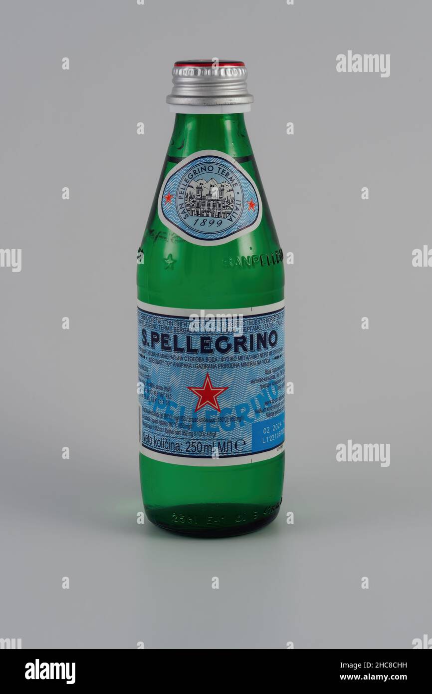 Eau minérale naturelle San Pellegrino avec logo.Bouteille en verre de