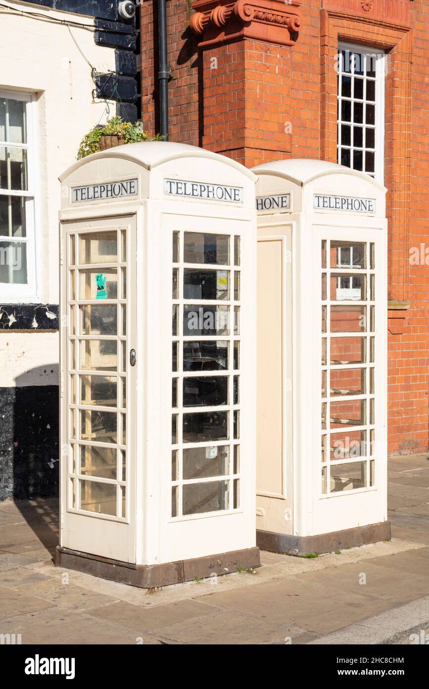 Deux boîtiers téléphoniques blancs dans la ville du marché de Beverley Yorkshire East Riding of Yorkshire England GB Europe Banque D'Images
