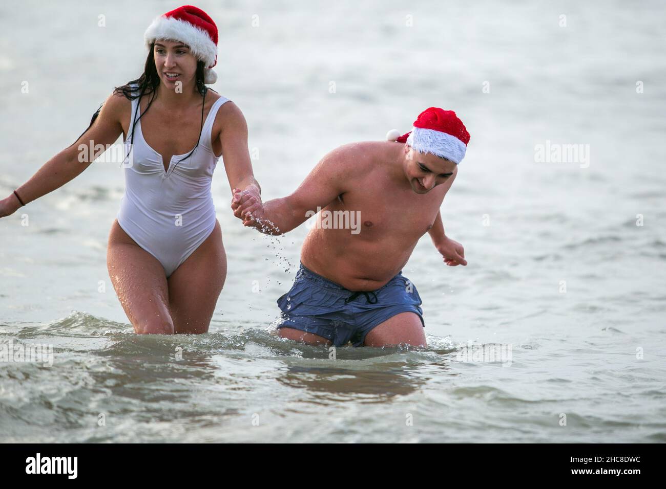 Brighton, Royaume-Uni.25th décembre 2021.Les nageurs se plongent le jour de Noël sur la plage de Brighton.Nager le jour de Noël est considéré comme une vieille tradition dans le Sussex qui remonte à 1860.La tradition a été maintenue à Noël, malgré le Conseil de Brighton et Hove exhortant les résidents et les visiteurs à rester en sécurité et à se tenir à l'écart de la mer cet hiver et à fermer un certain nombre de plages (Credit image: © Matt Duckett/IMAGESLIVE via ZUMA Press Wire) Credit: ZUMA Press, Inc./Alay Live News Banque D'Images