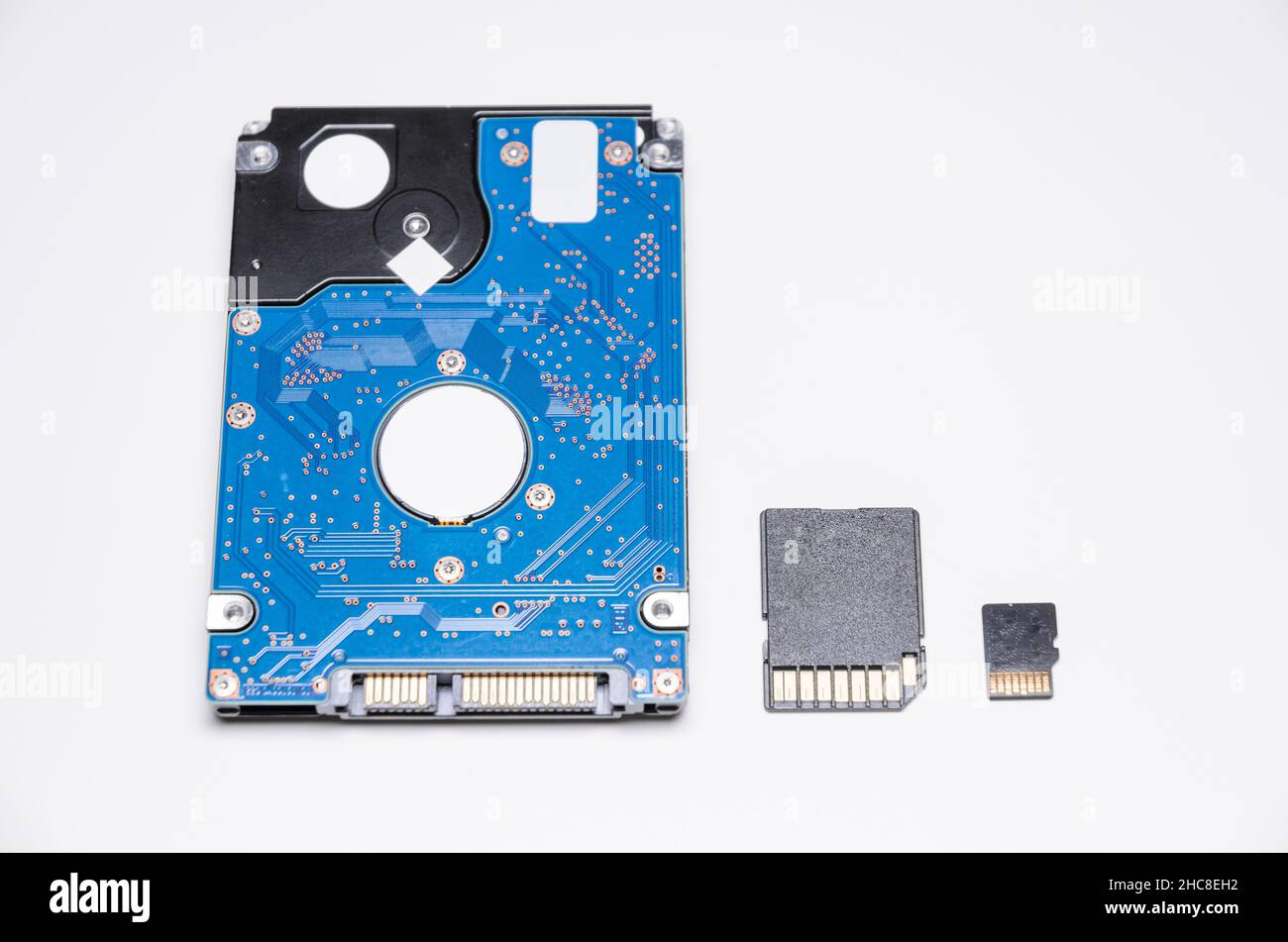 Disque dur interne de 2,5 pouces avec carte mémoire SD et carte micro SD  sur fond blanc, comparaison des tailles et différences de technologie  moderne Photo Stock - Alamy