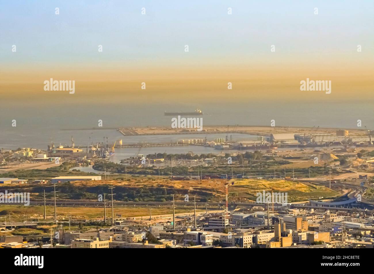 La baie de Haïfa couverts dans la fumée et le smog. La couche d'inversion est visible. La zone industrielle de Haïfa est une des principales sources de pollution atmosphérique dans le cou Banque D'Images