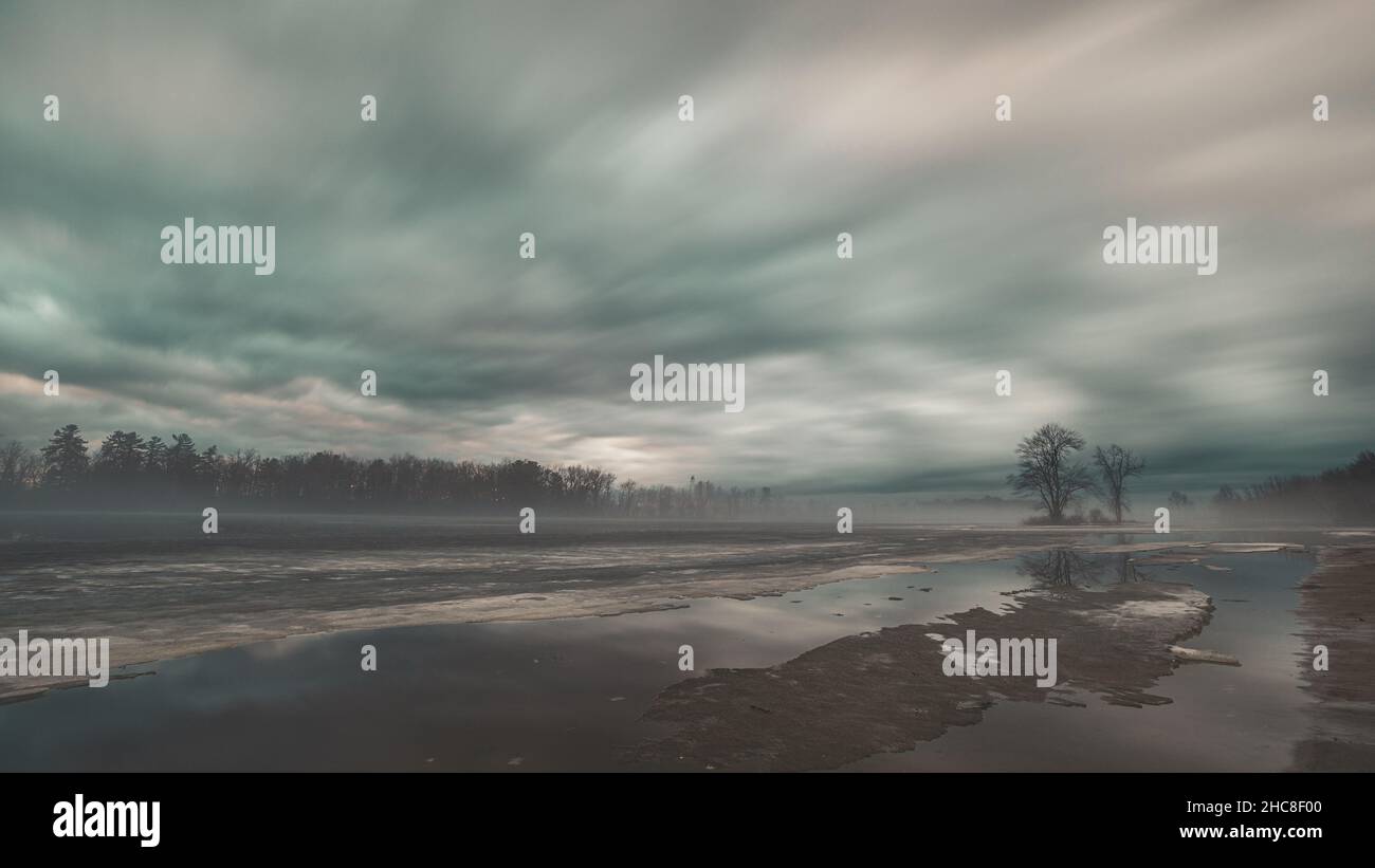 Vue sur le paysage d'une journée brumeuse dans le couvert. Banque D'Images