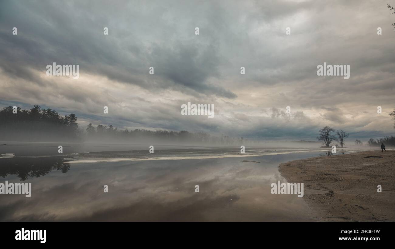 Vue sur le paysage d'une journée brumeuse dans le couvert. Banque D'Images