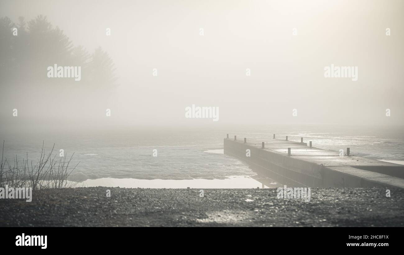 Vue sur le paysage d'une journée brumeuse dans le couvert. Banque D'Images