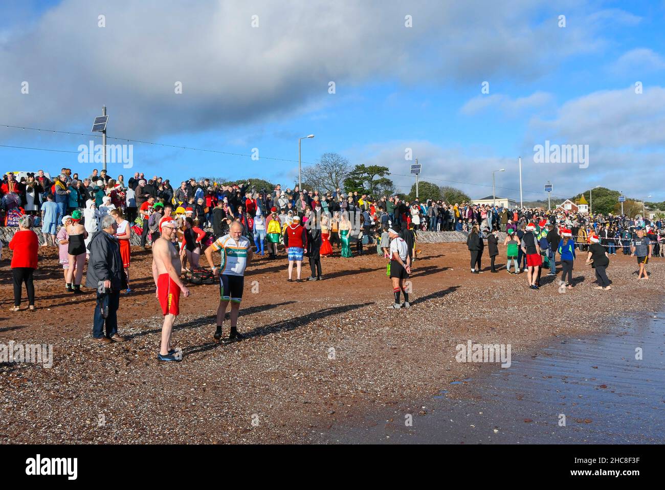 Paignton, Devon, Royaume-Uni.26th décembre 2021.Météo Royaume-Uni.Les nageurs en robe festive de fantaisie prennent à la mer le lendemain de Noël pour le club du lion promenez-vous dans la mer à la plage de Paignton à Devon, lors d'une journée ensoleillée sans saison.De grandes foules bordent le front de mer et la plage.Crédit photo : Graham Hunt/Alamy Live News Banque D'Images
