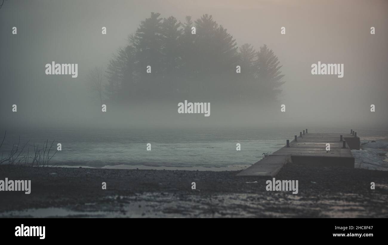 Vue sur le paysage d'une journée brumeuse dans le couvert. Banque D'Images