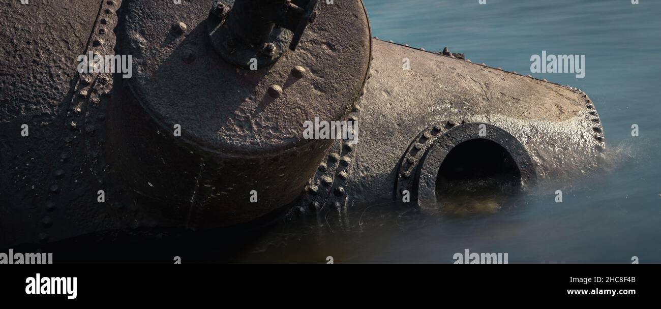 Gros plan d'une chaudière à vapeur industrielle dans l'eau Banque D'Images