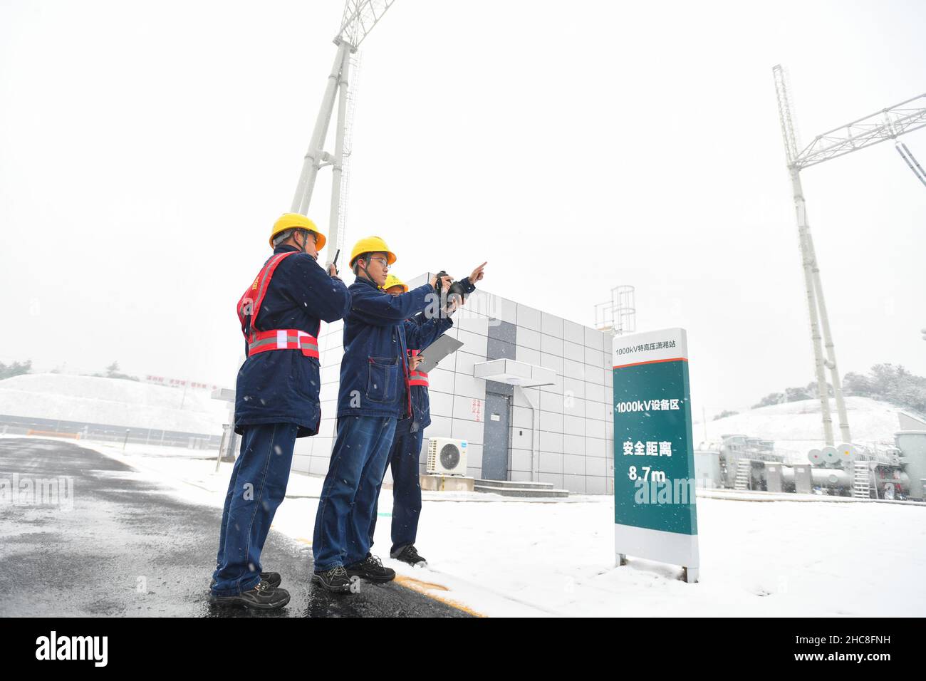 Changsha, province chinoise du Hunan.26th décembre 2021.Les employés inspectent la station Xiaoxiang de la ligne de transmission à très haute tension de Nanchang-Changsha dans le comté de Changsha, dans la ville de Changsha, dans la province centrale de Hunan, en Chine, le 26 décembre 2021.La ligne de transmission de 1000 kilovolts a été officiellement mise en service dimanche.Credit: Chen Zeguo/Xinhua/Alay Live News Banque D'Images