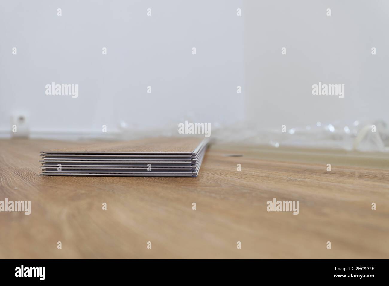 Cliquez sur plancher en vinyle pour vous installer dans le salon d'un appartement Banque D'Images