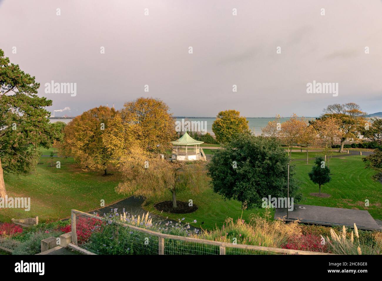 BlackRock, Dublin, Irlande, 12 novembre 2021 : Vue de la baie de Dublin depuis Blackrock, qui traverse la partie de Blackrock, qui comprend un stand et des terrains Banque D'Images