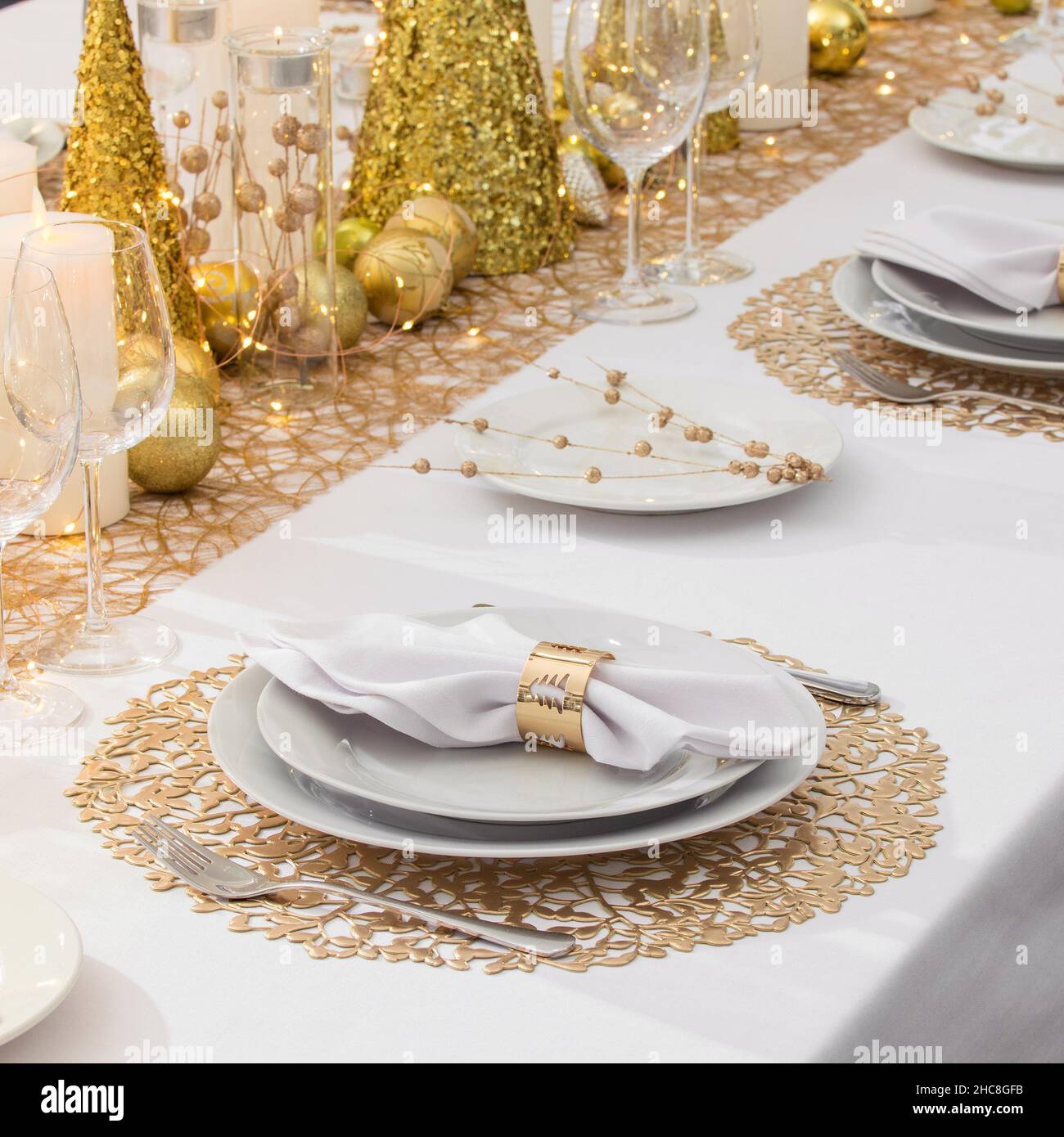 Magnifique table avec décorations de Noël.Couleurs or Banque D'Images