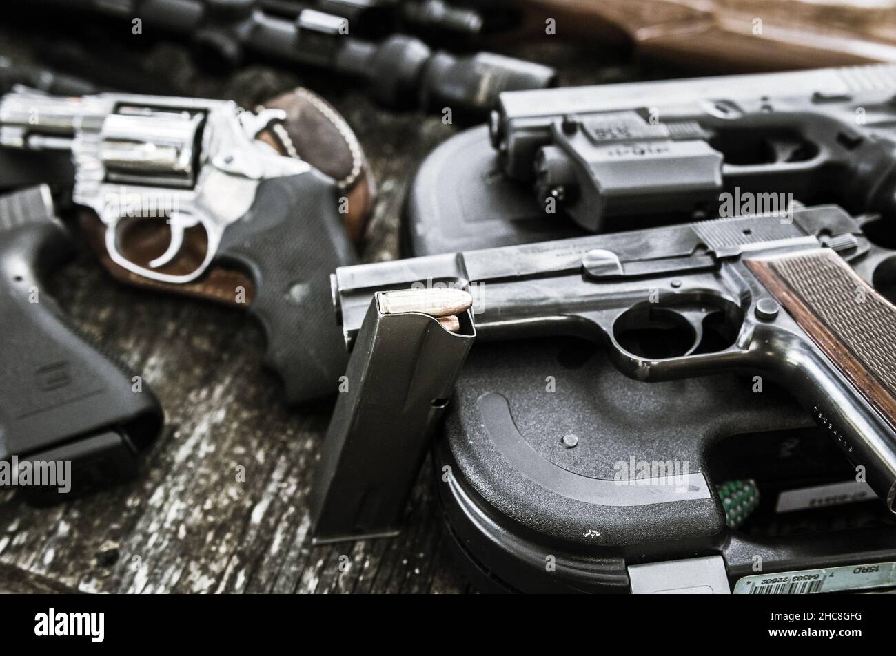 Gros plan d'un groupe de pistolets et de fusils de chasse sur la table Banque D'Images