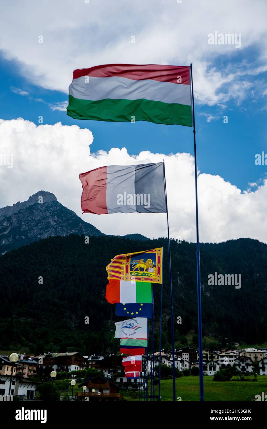 Différents drapeaux en face des montagnes.Drapeau de l'Italie, drapeau de la France, drapeau de l'Irlande dans les Dolomites, Italie Banque D'Images