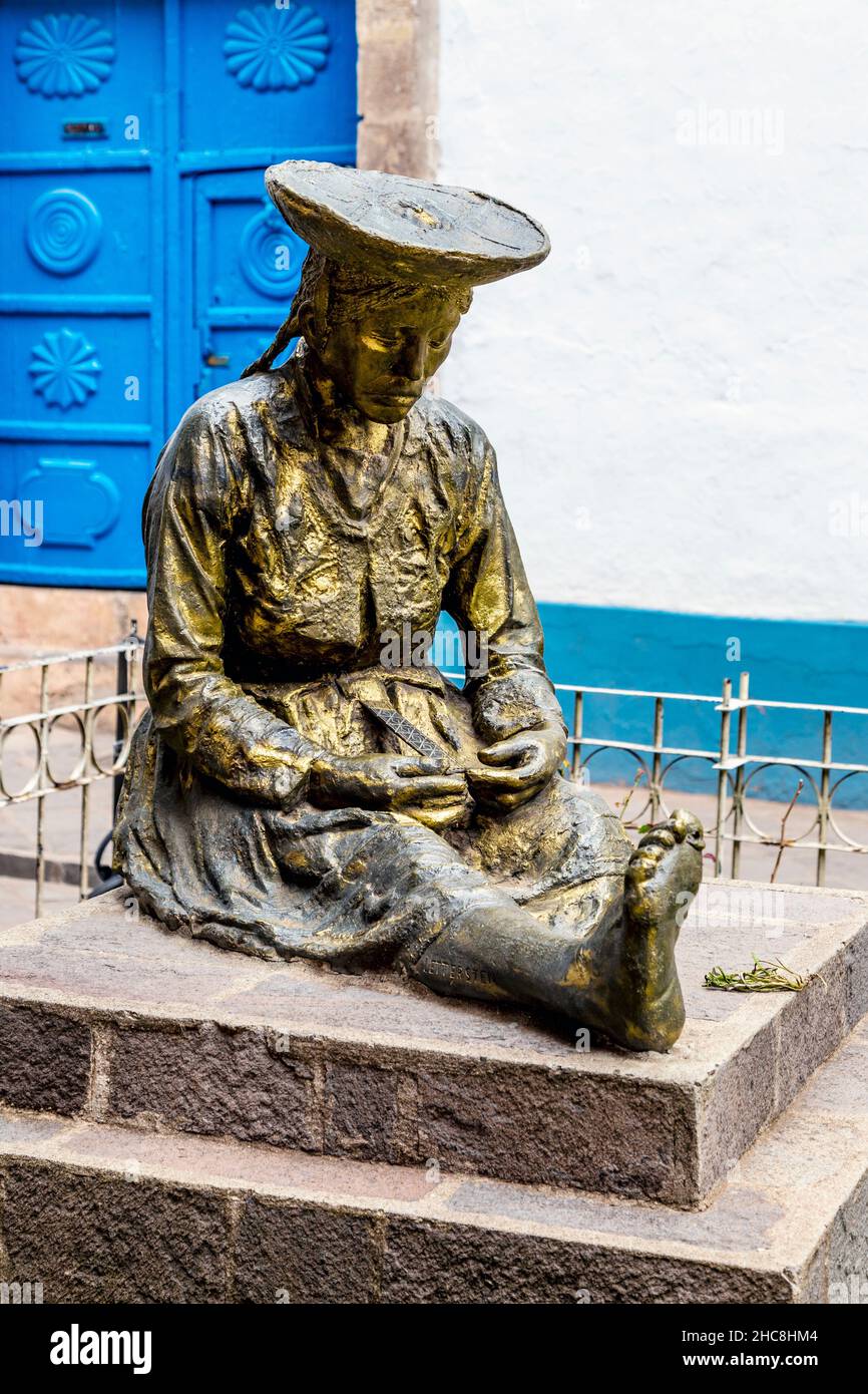 Sculpture de la femme inca assise en robe traditionnelle, Cusco, Vallée Sacrée, Pérou Banque D'Images Sculpture de la femme inca assise en robe traditionnelle, Cusco, Vallée Sacrée, Pérou Banque D'Images