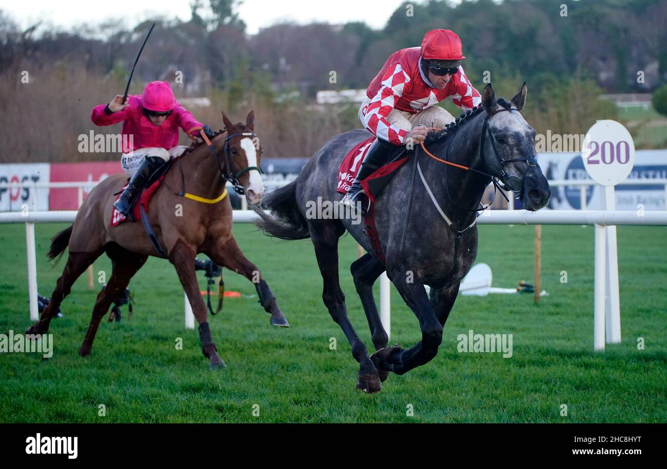 Fil Dor, monté par Davy N Russell, remporte le Leopardstown Christmas Ferstival à l'hippodrome de Leopardstown, à Dublin.Date de la photo: Dimanche 26 décembre 2021. Banque D'Images