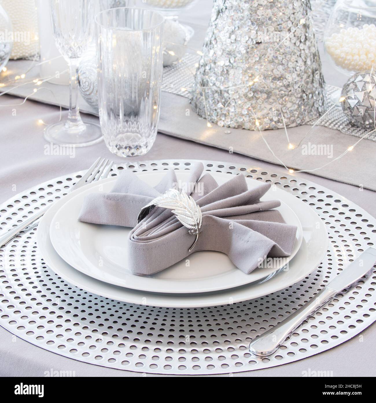 Magnifique table avec décorations de Noël.Couleurs argentées Banque D'Images