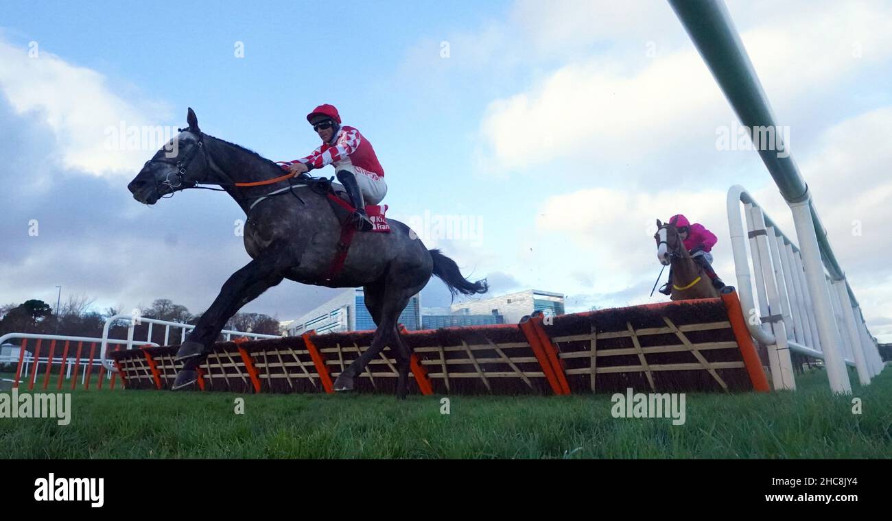 FIL Dor, criblé de Davy Russell, remporte l'épreuve du Chevalier Frank pour mineurs lors du festival de Noël de Leopardstown à l'hippodrome de Leopardstown, à Dublin.Date de la photo: Dimanche 26 décembre 2021. Banque D'Images