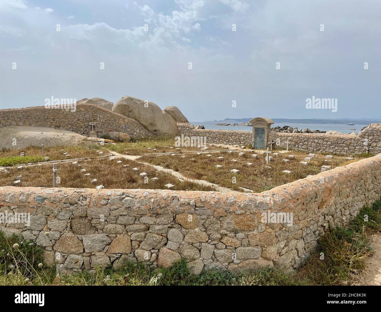 Cimetière Acciarino, Ciminière de la Semillante, sur l'île Lavezzi en Corse. Banque D'Images