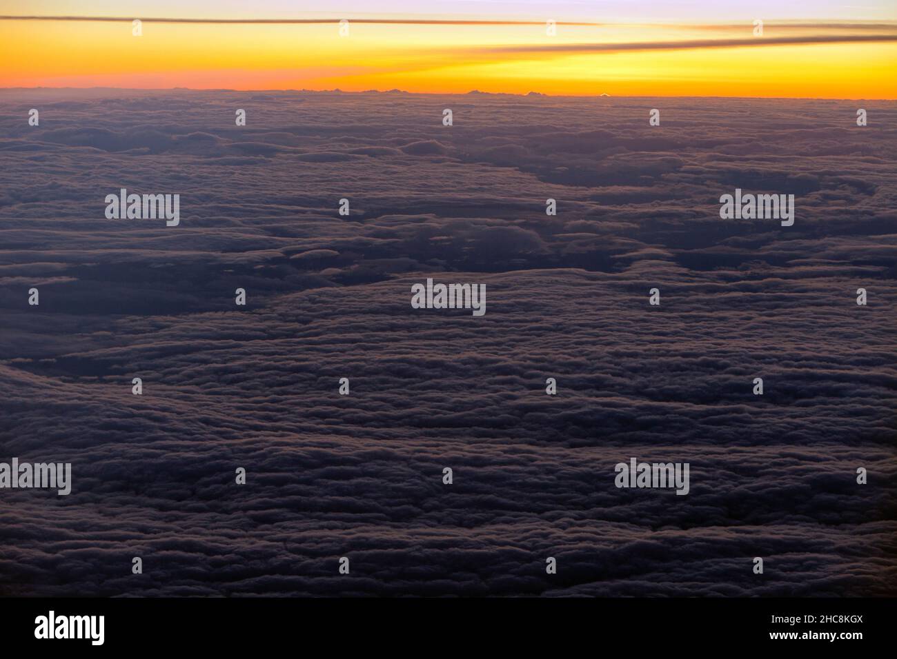 Vue sur les nuages au crépuscule, lors d'un vol international de Munich à Chypre, en hiver Banque D'Images