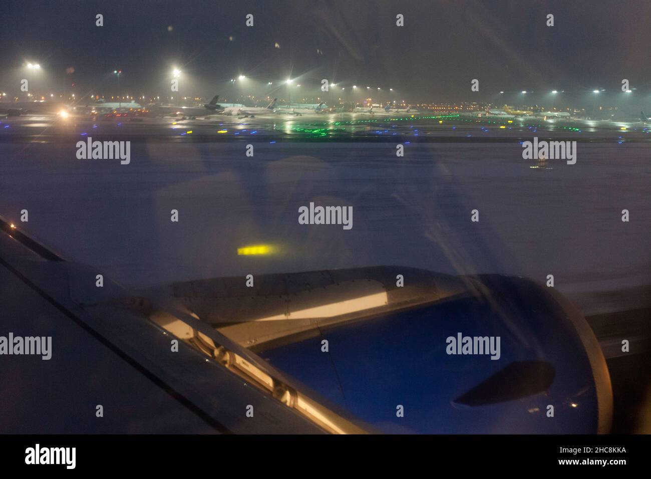 L'aéroport de Munich de nuit, vu d'un avion de ligne d'atterrissage, en hiver, Munich, Allemagne Banque D'Images