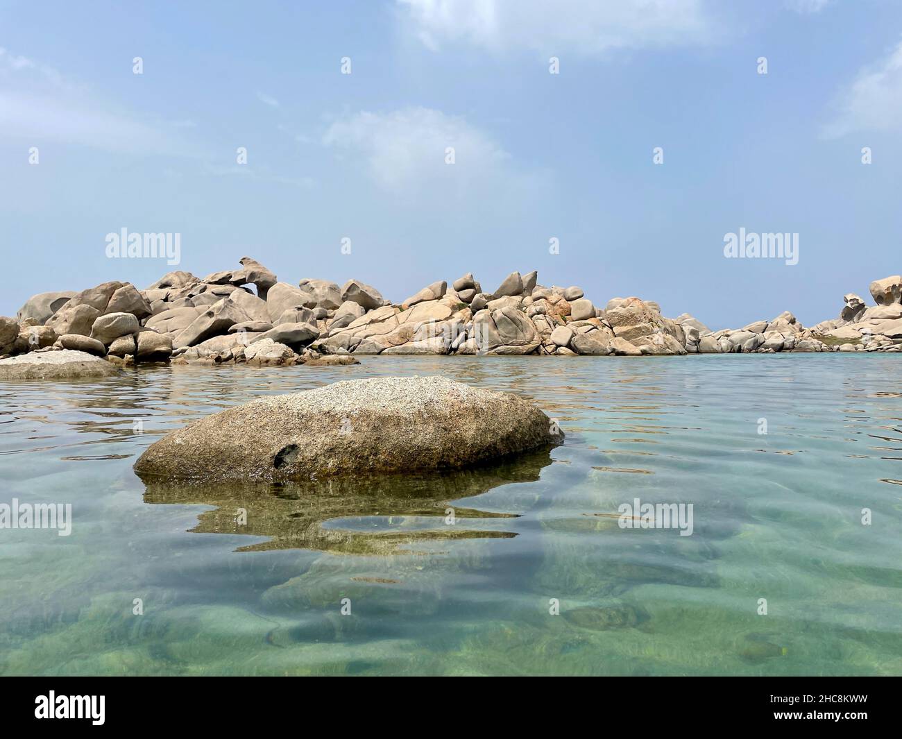 Eaux cristallines et formations rocheuses bizarres sur l'île de Lavezzi, réserve marine en Corse, France. Banque D'Images