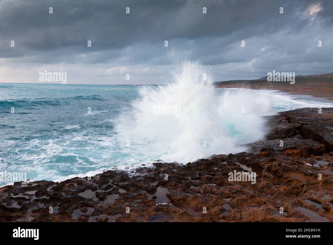 Ciel orageux et vagues s'écrasant sur la côte rocheuse, la péninsule d'Akamas, l'île de Chypre, l'est de la Méditerranée Banque D'Images